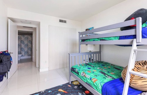 Hallandale Beach Resort | Luxury Water view Apartment 3/3 in Hallandale