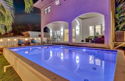 Hollywood Lakes House | Luxury Waterfront/Lakefront/Pool/Beach 7Min Walk