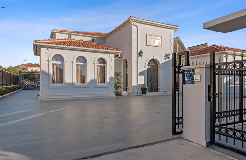 Vodice Villa | Luxuzna Villa Carolus prvi red do mora