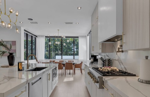 Lauderdale Beach House | LVS Casa La Playa- 5 Beds, Walk 2 Beach with Heated Salt Pool