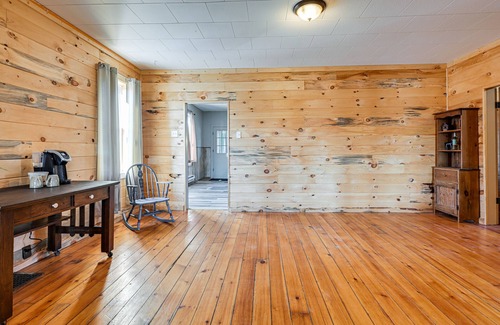 Lyndon Station Apartment | Lyndon Station Retreat ~ 9 Mi to Wisconsin Dells!