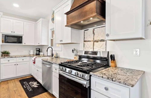 Eatonton House | Lyon's Den - *NEW* 5bd, Sleeps 13, New Dock+ More