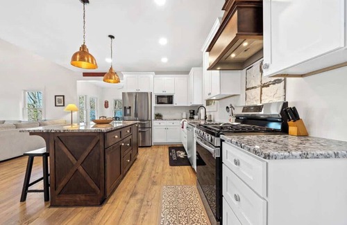 Eatonton House | Lyon's Den - *NEW* 5bd, Sleeps 13, New Dock+ More