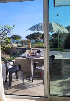 Meze House | Mèze avec vue face à l'étang