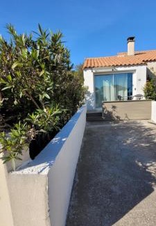 Meze House | Mèze avec vue face à l'étang