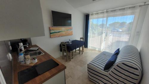 Meze House | Mèze avec vue face à l'étang