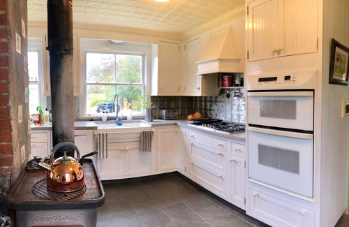 Marble Dale Apartment | Mabels Hollow Farm, En suite bedroom farm stay,