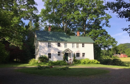 Marble Dale Apartment | Mabels Hollow Farm, En suite bedroom farm stay,