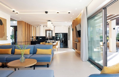 Skaleta Villa | Macaw Residence, indulge yourself in rare luxury, daily housekeeping included!