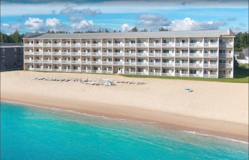 Mackinaw City Resort | Mackinaw Beach and Bay Inn & Suites