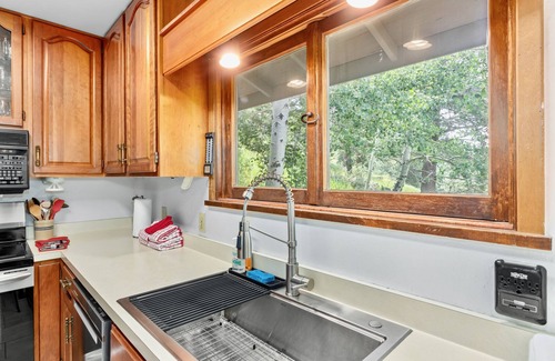 Windcliff Estates House | Macmillan Dog-friendly Vacation At Windcliff 4 Bedroom Home by RedAwning