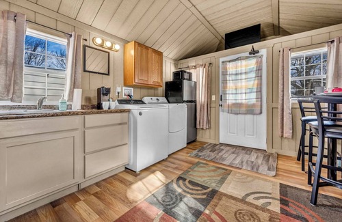 George Haywood's Lakefront Cottage | Madison's Lakeside Tiny Home Dream Getaway!