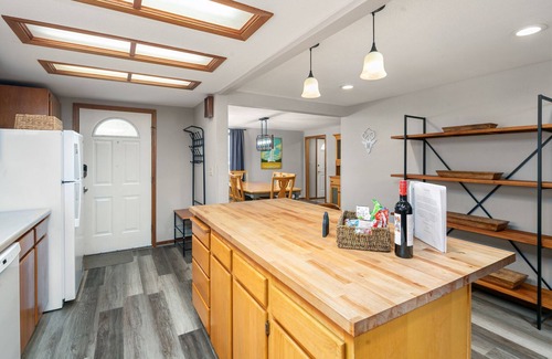 Ennis House | Madison Valley Getaway in Downtown Ennis, MT