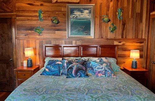 Paukaa Bed & Breakfast | Magic Skies Top Flr Ocean View Under the Sea Room