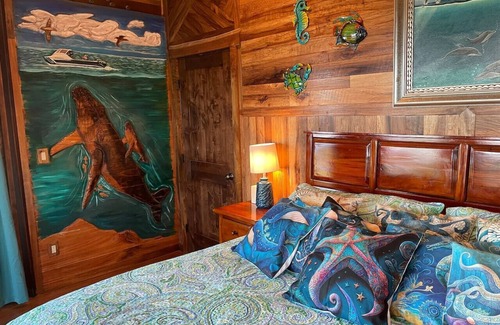 Paukaa Bed & Breakfast | Magic Skies Top Flr Ocean View Under the Sea Room
