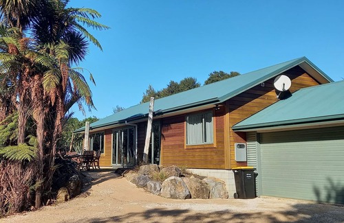 Parapara House | Magical Milnthorpe, fabulous walking tracks, wonderful inlet, picturesque beach