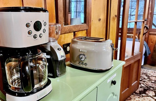 Idyllwild Cabin | MAGICAL! ultra-vintage remod 1937- fence for dogs