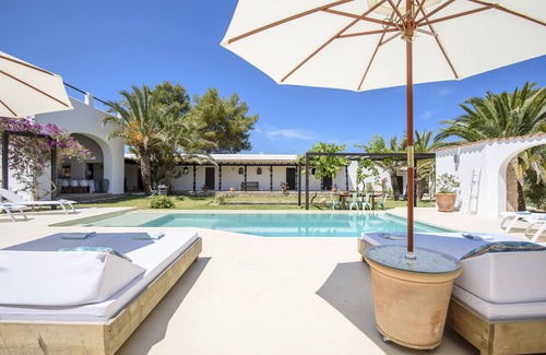 San Antonio Bay Villa | Magnificent large charming villa near the beach