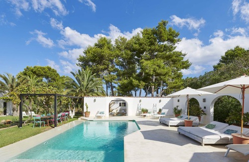 San Antonio Bay Villa | Magnificent large charming villa near the beach