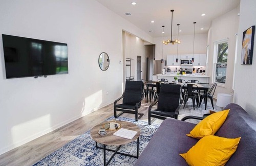 Eastside Promise Neighborhood House | Magnificent 4BR Near Famous Riverwalk and Downtown