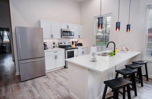 Eastside Promise Neighborhood House | Magnificent 4BR Near Famous Riverwalk and Downtown