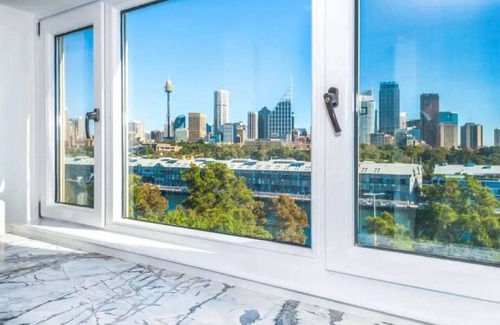 Potts Point Apartment | Magnificent Apartment with Harbour Bridge Views!