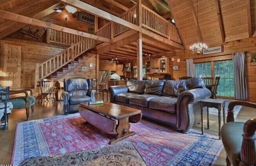 Hamlin Cabin | Magnificent Log Home Retreat in The Hideout!
