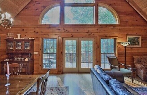 Hamlin Cabin | Magnificent Log Home Retreat in The Hideout!