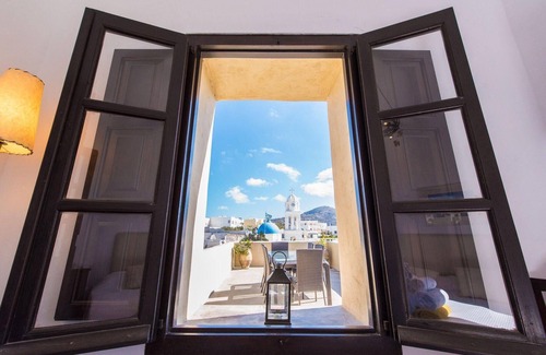 Megalochori House | Magnificent manor house with a terrace, an enormous courtyard and an infinity pool, over the rooftops of the village