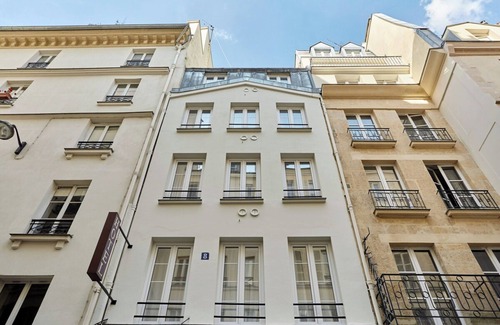 Palais-Royal Apartment | Magnificent New Studio Louvre Palais Royal