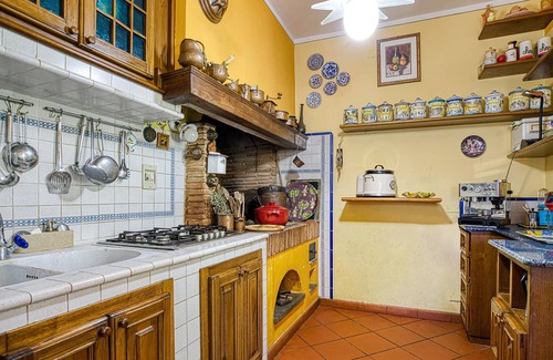 Puliciano House | Magnificent property with beautiful green garden.