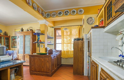 Puliciano House | Magnificent property with beautiful green garden.