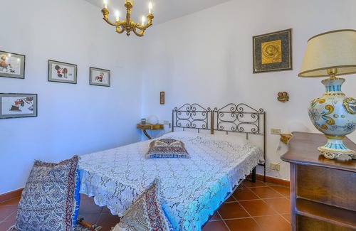 Puliciano House | Magnificent property with beautiful green garden.