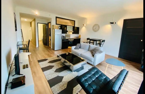 Centre Ville Apartment | Magnificent view of the Pyrenees for this 58 m2 one-bedroom apartment in the city center.