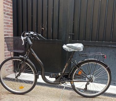 Montargis Apartment | Magnifique Studio Climatisation, parking à vélos, vélos en option, Centre ville Parking privé Jardin