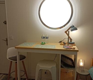 Montargis Apartment | Magnifique Studio Climatisation, parking à vélos, vélos en option, Centre ville Parking privé Jardin