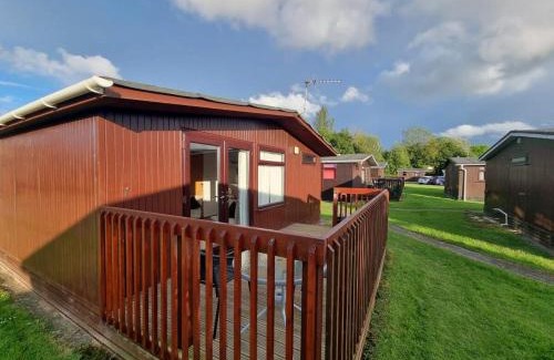 South Cerney Ski Chalet | Magnolia Cabin, Pet Friendly, Free Hoburne Passes