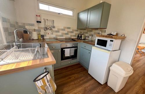 South Cerney Ski Chalet | Magnolia Cabin, Pet Friendly, Free Hoburne Passes
