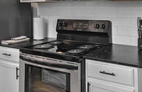 College Station Apartment | Magnolia Farms: Walk to A&M, Comfy King Beds