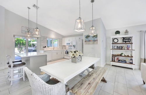 Naples Park House | Magnolia Manor 4 bdrm | Private Heated Pool | Vanderbilt Beach & Mercato