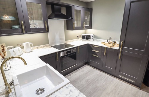 Hull Cottage | MAGNOLIA, pet friendly, with hot tub in Willerby