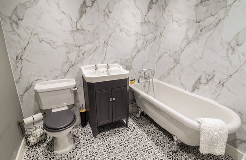 Hull Cottage | MAGNOLIA, pet friendly, with hot tub in Willerby