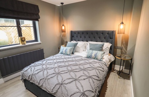 Hull Cottage | MAGNOLIA, pet friendly, with hot tub in Willerby