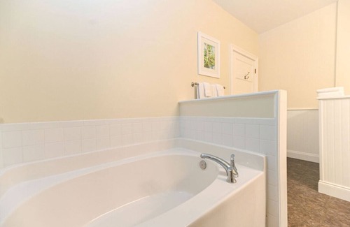 Edenton Bed & Breakfast | Magnolia Room - Granville Queen Inn, Downtown Historic Edenton