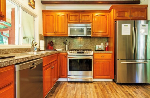 Guerneville House | ~ Main House + 3 Guest Cottages ~ Hot Tub ~ Pool ~ EV Charger ~ Pet Friendly ~