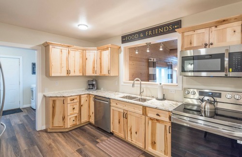 Crosby House | MAIN STREET LODGE - Charming lower duplex unit with hot tub in Crosby,MN