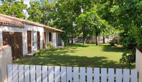 Saint-Georges-d'Oleron House | Maison à 8 min à pied de la Plage avec jardin clos et ombragé