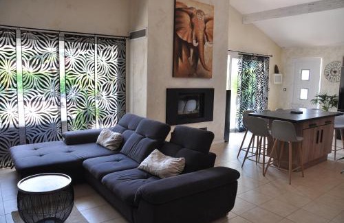 Gastes Villa | Maison avec piscine, jaccuzi, hammam à 800 m du lac