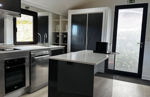 Calheta House | Maison Blanche with panoramic views of the sea, mountains and village