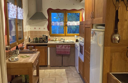 Gilly-sur-Isere House | Maison Campagne, Terrasse et Jardin, Proche de Toutes Commodités. Local Sécurisé